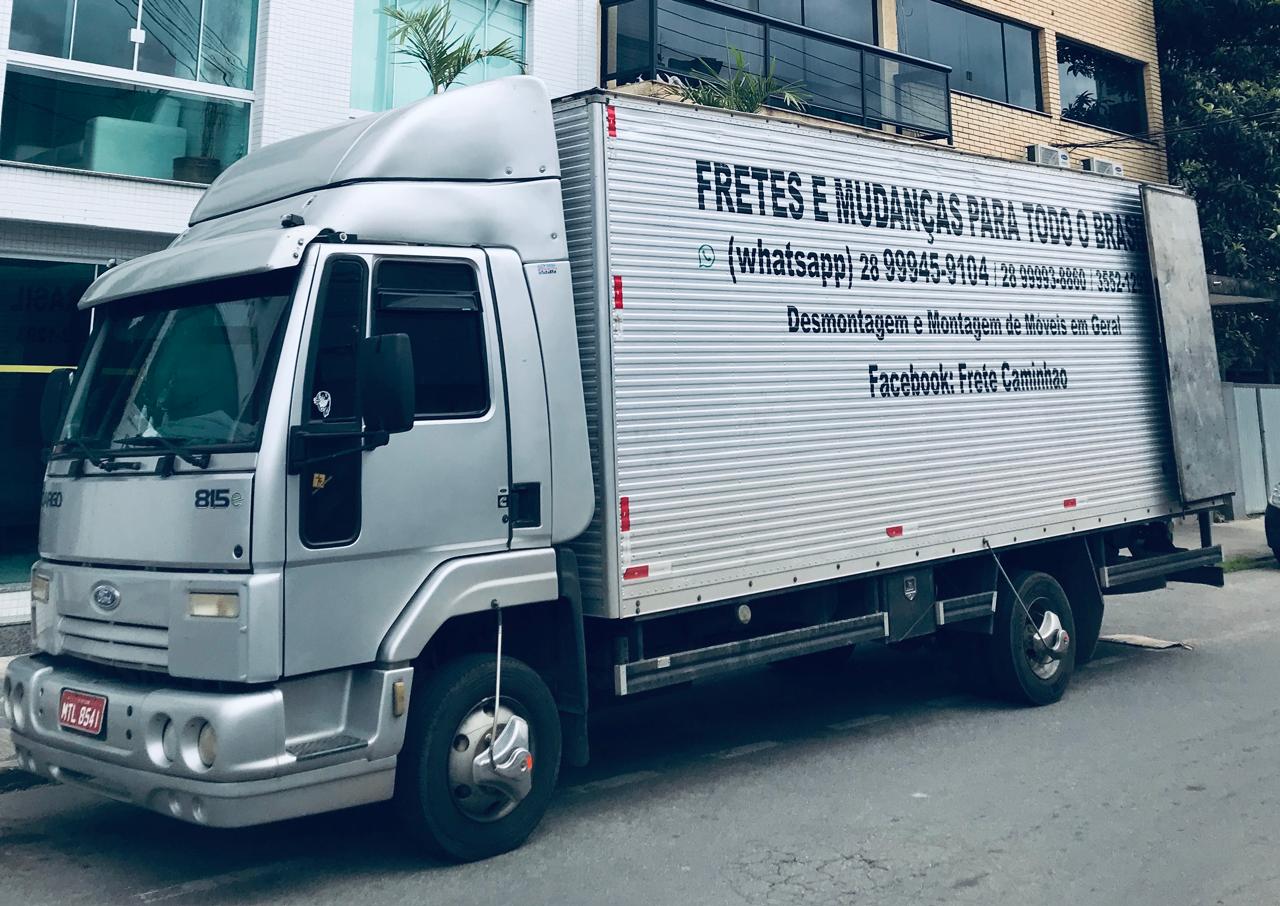 Caminhão de frete e mudança lateral